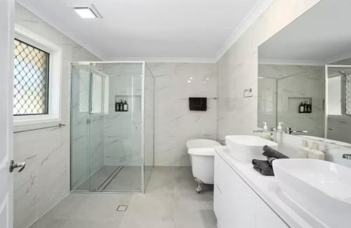 Surfers Paradise Casa | Coastal Central 3BR - Spa, Surfers Paradise, AC