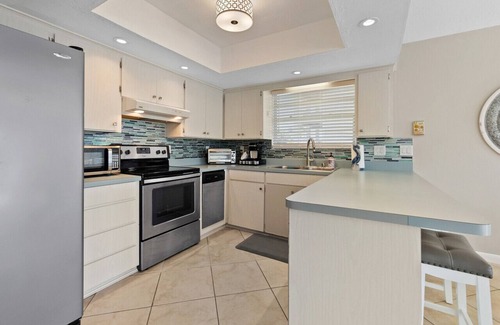 Marineland Acres Casa | Coastal Charm: 3BR Beach Haven, Deck View & Family Fun