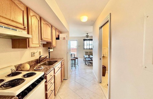 Southend Condominio | Coastal Charm Meets Cozy Comfort - 1BR Beachside Beauty!