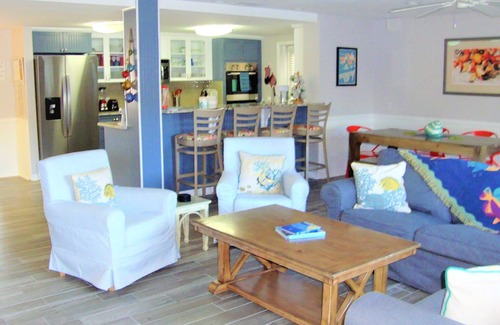 Holmes Beach Cabaña | Encanto costero cumple Cottage Chic! Piscina espectacular / Spa * 4 puertas a la playa *
