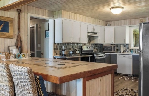 Little Sturgeon Cabaña | Coastal Charm on Little Sturgeon Bay - 3 Bedroom/2 Bathroom on the Water