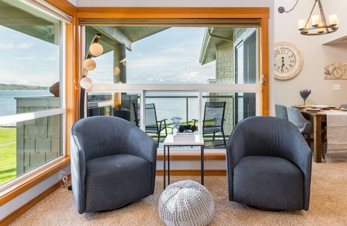 Freeland Condominio | Coastal Chic Beach Condo by AvantStay | Balcony