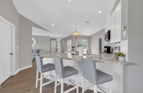 Naples Condominio | Coastal Condo in Naples. Newly updated and ready to host your stay in paradise!
