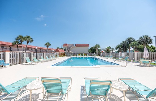 Crescent Beach Condominio | Coastal Condo Retreat - Beach, Pool, Pickleball