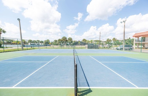 Crescent Beach Condominio | Coastal Condo Retreat - Beach, Pool, Pickleball