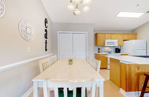 Calabash Condominio | Coastal condo with golf course views, on-site pools, gym, & balcony