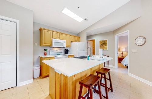 Calabash Condominio | Coastal condo with golf course views, on-site pools, gym, & balcony