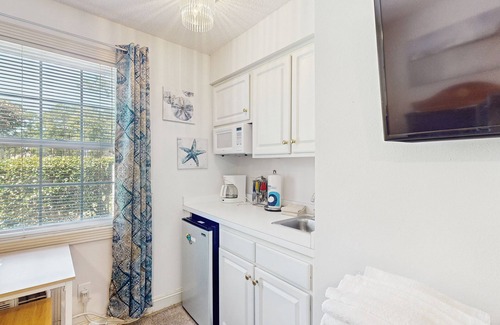 Calabash Apartamento | Coastal Condo with golf on-site, shared pool and fitness center