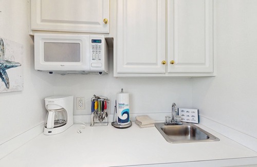 Calabash Apartamento | Coastal Condo with golf on-site, shared pool and fitness center