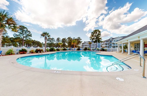 Calabash Apartamento | Coastal Condo with golf on-site, shared pool and fitness center