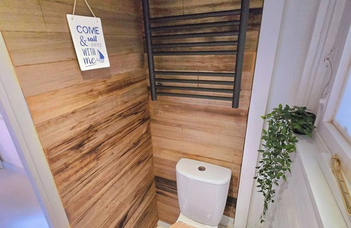 Bognor Regis Cabina | Coastal Cosy Cabin With hot tub