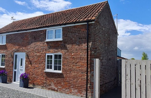 Saltfleetby Saint Clement Cabaña | Coastal cottage for couples. Lincolnshire Coastal Cottage.
