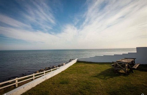 Glenariff Cabaña | Cabaña costera, histórica y galardonada, frente al mar absoluto.