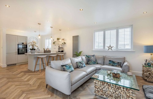 St George Cabaña | Stunning Cottage with hot tub, North Wales Coast