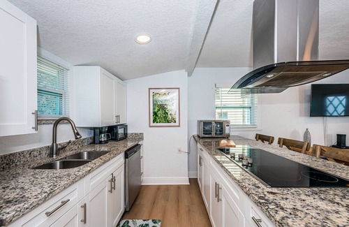 St. Pete Beach Cabaña | COASTAL COTTAGE ON ST. PETE BEACH- 1 Bed & 1 Sofa Bed - 1 MIN FROM BEACH.