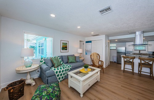 St. Pete Beach Cabaña | COASTAL COTTAGE ON ST. PETE BEACH- 1 Bed & 1 Sofa Bed - 1 MIN FROM BEACH.