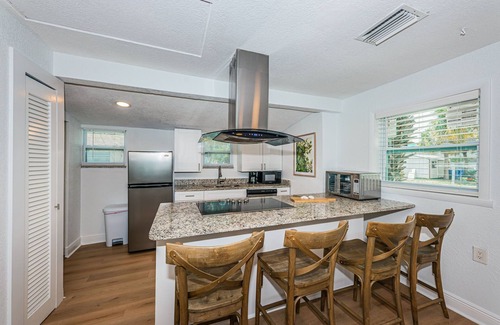 St. Pete Beach Cabaña | COASTAL COTTAGE ON ST. PETE BEACH- 1 Bed & 1 Sofa Bed - 1 MIN FROM BEACH.