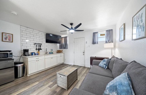 San Jacinto Apartamento | Coastal Cottage Unit 3|BeachBox|Walk to Beach!