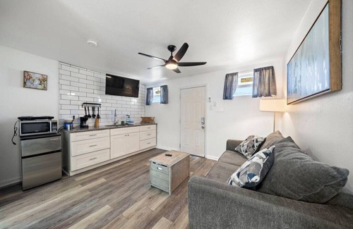 San Jacinto Apartamento | Coastal Cottage Unit 3|BeachBox|Walk to Beach!