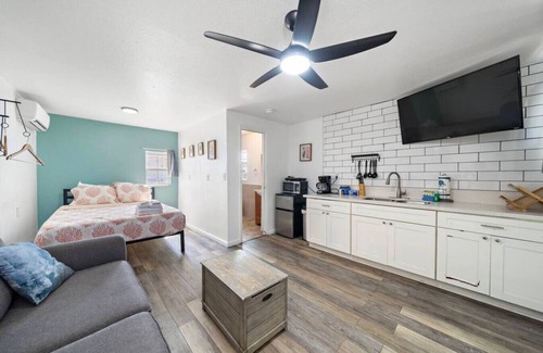 San Jacinto Apartamento | Coastal Cottage Unit 3|BeachBox|Walk to Beach!