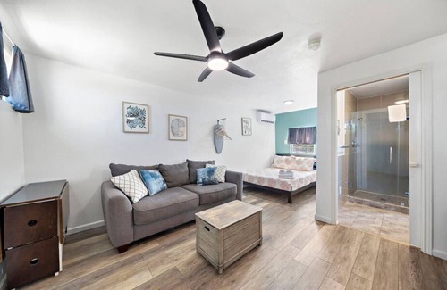 San Jacinto Apartamento | Coastal Cottage Unit 6|BeachBox| Walk to Beach!