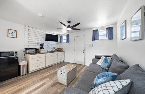 San Jacinto Apartamento | Coastal Cottage Unit 6|BeachBox| Walk to Beach!