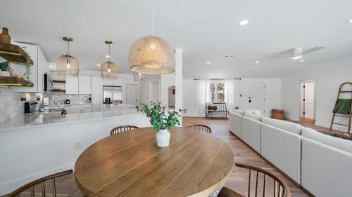 Gulf Gate Estates Casa | Coastal Cottage