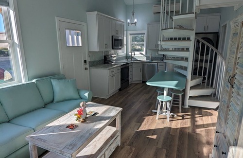 Morehead City Cabaña | Coastal Cottage, walk to downtown Beaufort, close to beaches, pet friendly.