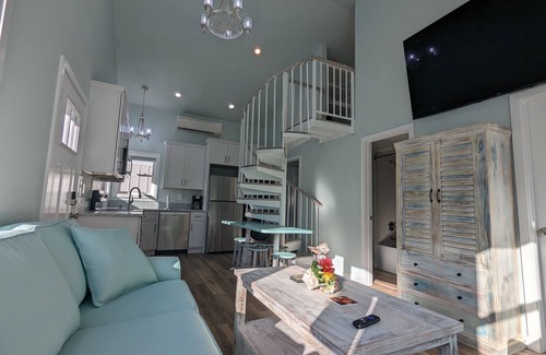 Morehead City Cabaña | Coastal Cottage, walk to downtown Beaufort, close to beaches, pet friendly.