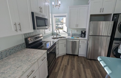 Morehead City Cabaña | Coastal Cottage, walk to downtown Beaufort, close to beaches, pet friendly.