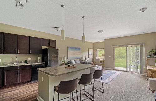 West Des Moines Apartamento | Coastal Cozy Private Scenic End Unit w/Private Attached Garage/Pool/Gym