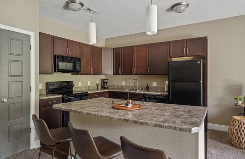 West Des Moines Apartamento | Coastal Cozy Private Scenic End Unit w/Private Attached Garage/Pool/Gym
