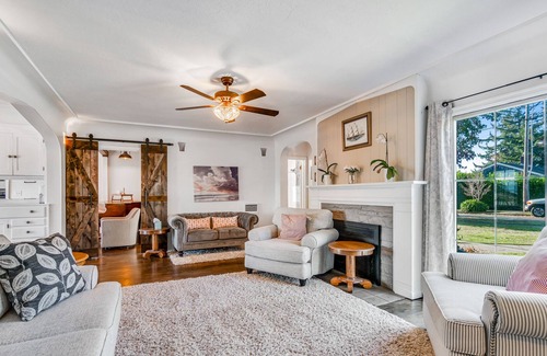 North Bend Casa | Coastal cutie with a large yard, deck, washer/dryer, & fuse ball table