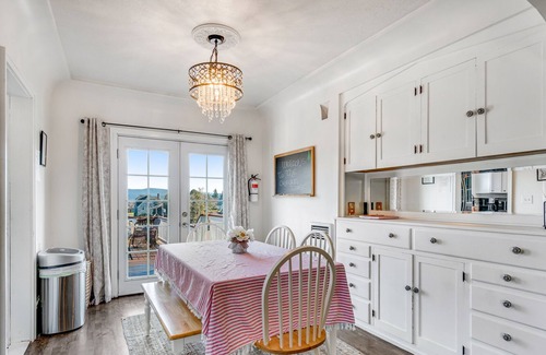 North Bend Casa | Coastal cutie with a large yard, deck, washer/dryer, & fuse ball table