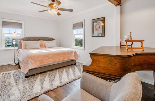 North Bend Casa | Coastal cutie with a large yard, deck, washer/dryer, & fuse ball table
