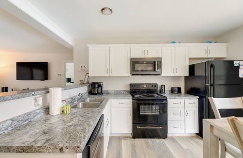 Emerald Isle Cabaña | Coastal Emerald Isle Retreat w/ Deck & Grill!
