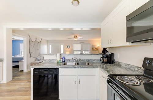Emerald Isle Cabaña | Coastal Emerald Isle Retreat w/ Deck & Grill!