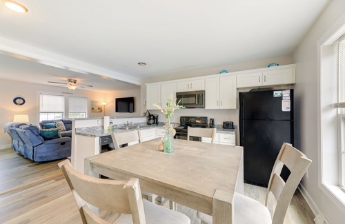 Emerald Isle Cabaña | Coastal Emerald Isle Retreat w/ Deck & Grill!