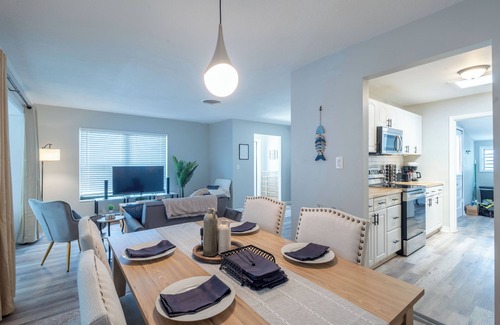 Bayshore Gardens Casa | Coastal Escape - River by the Beach - Sleeps 11!