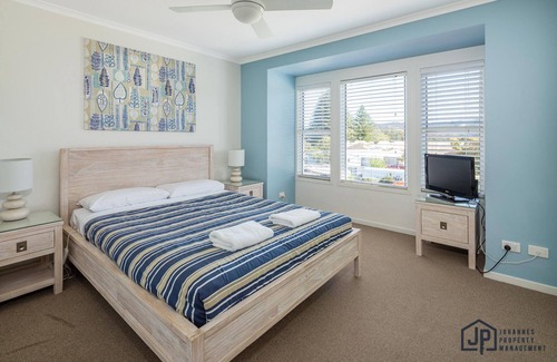 Batemans Bay Casa | Coastal Escape: Spacious 3-Story Beachside Home