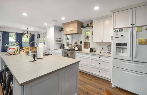 Saint Simons Heights Casa | Coastal Farmhouse, Private Pool! Walk to Redfern Vlg