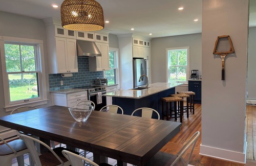 South Kingstown Casa | Coastal Farmhouse-Newly Renovated. Minutes drive to Narragansett and the Beaches