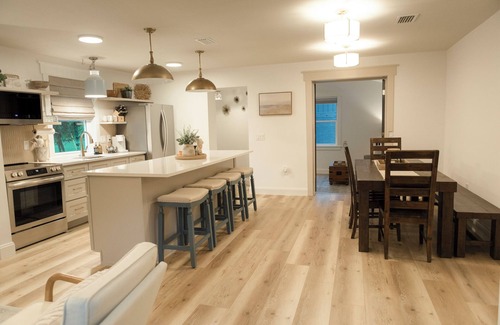 St. Marys Cabaña | Coastal Getaway/2BR/2BA Cottage + Bonus Room near Downtown & Cumberland Island