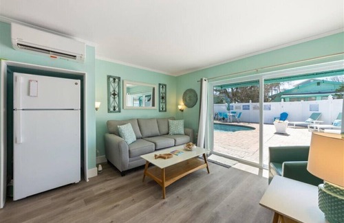Whitney Beach Apartamento | Coastal Getaway Retreat –Steps to the Beach! 1BR/1BA. Sleeps 2. In 4-Plex. Pool