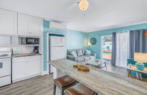 Whitney Beach Apartamento | Coastal Getaway Retreat –Steps to the Beach! 1BR/1BA. Sleeps 2. In 4-Plex. Pool