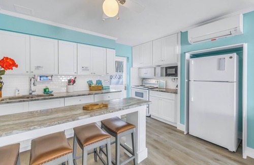 Whitney Beach Apartamento | Coastal Getaway Retreat –Steps to the Beach! 1BR/1BA. Sleeps 2. In 4-Plex. Pool