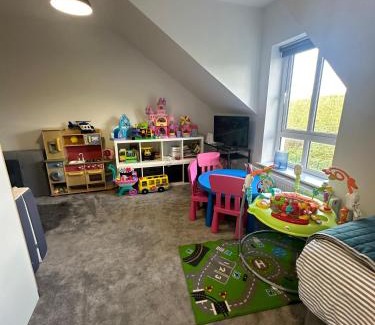 Portrush Villa | Coastal Haven 5 Bed Gem in Portrush Center