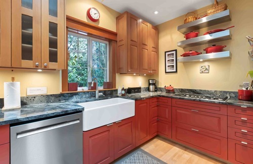 Tofino Casa | Coastal Haven-Steps from beach, Hot tub, Piano, BBQ