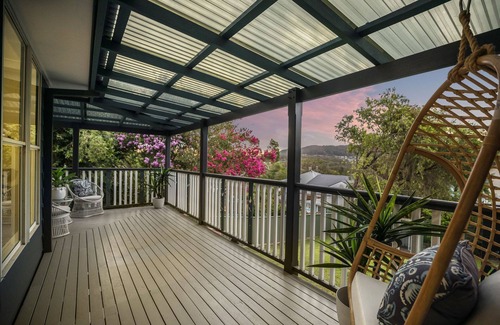 Forresters Beach Casa | Coastal home just a stroll to the beach with room for the whole family