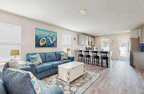 Ocean Isle Beach Casa | Coastal home near golf courses and close to beach attractions - central AC & W/D